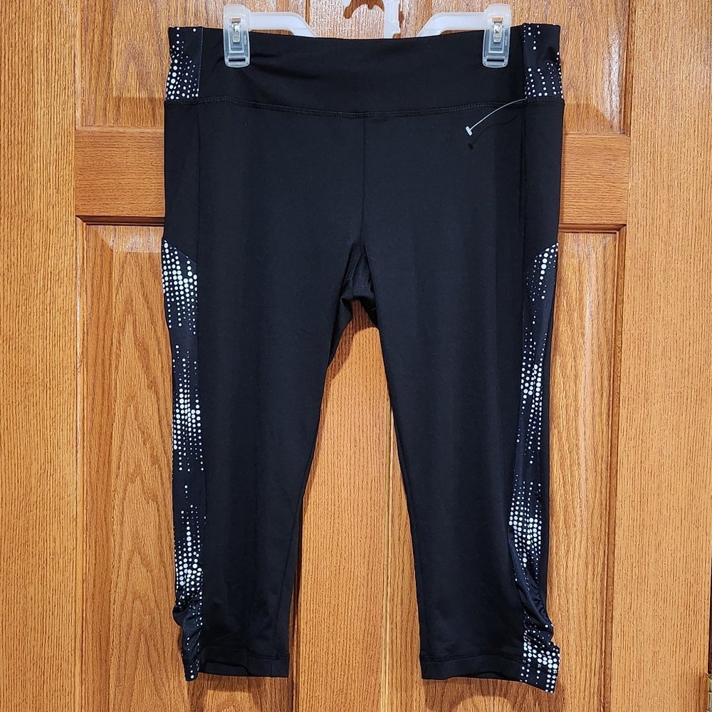 ATHLETIC WORKS Womens L 12-14 Black White Athletic Yoga Capri Pant Leggings NWOT